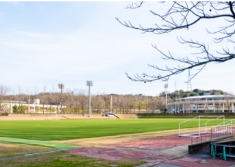 広い運動公園が目の前に。コカ・コーラボトラーズジャパンスポーツパーク